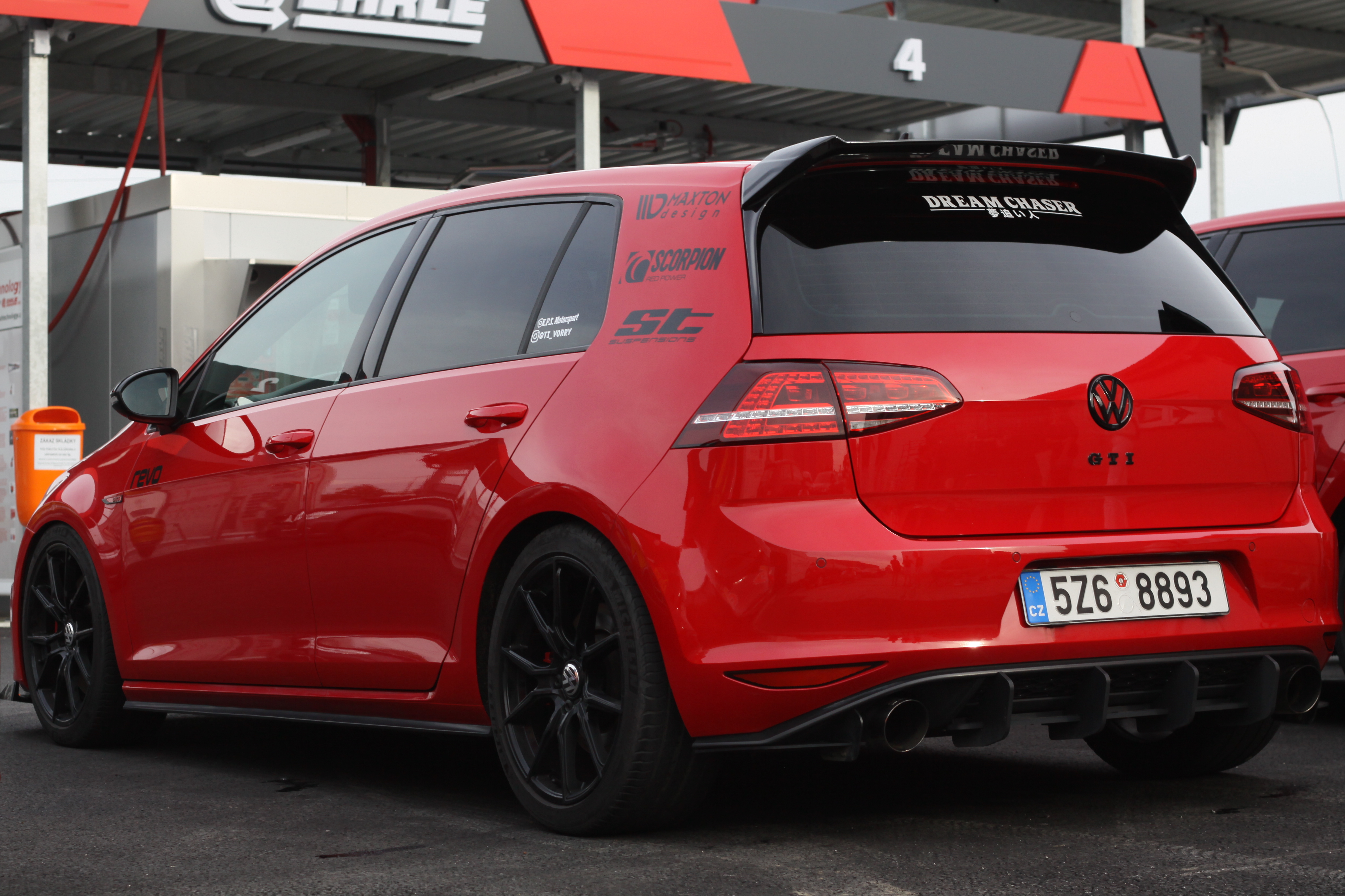 Early moments of car photography